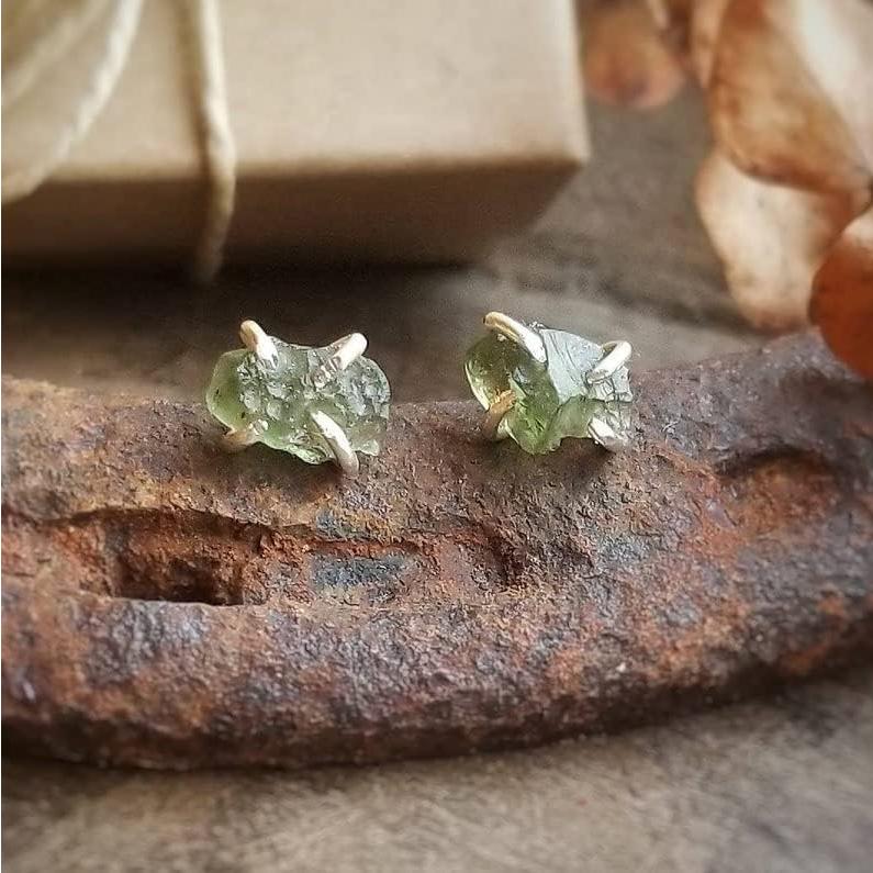 【並行輸入品】RAW MOLDAVITE スタッドピアス ジェムストーン 925ソリッドスターリングシルバー ハンドメイドジュエリー スタッドピアス_5