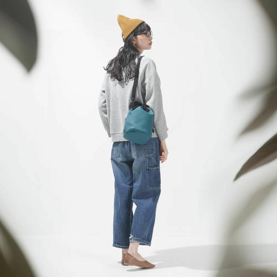 inside23 ドローイングプリント フェイクレザーポーチ 新品未使用 Inside23 ドローイングプリントフェイクレザーポーチ ホワイト 【公式