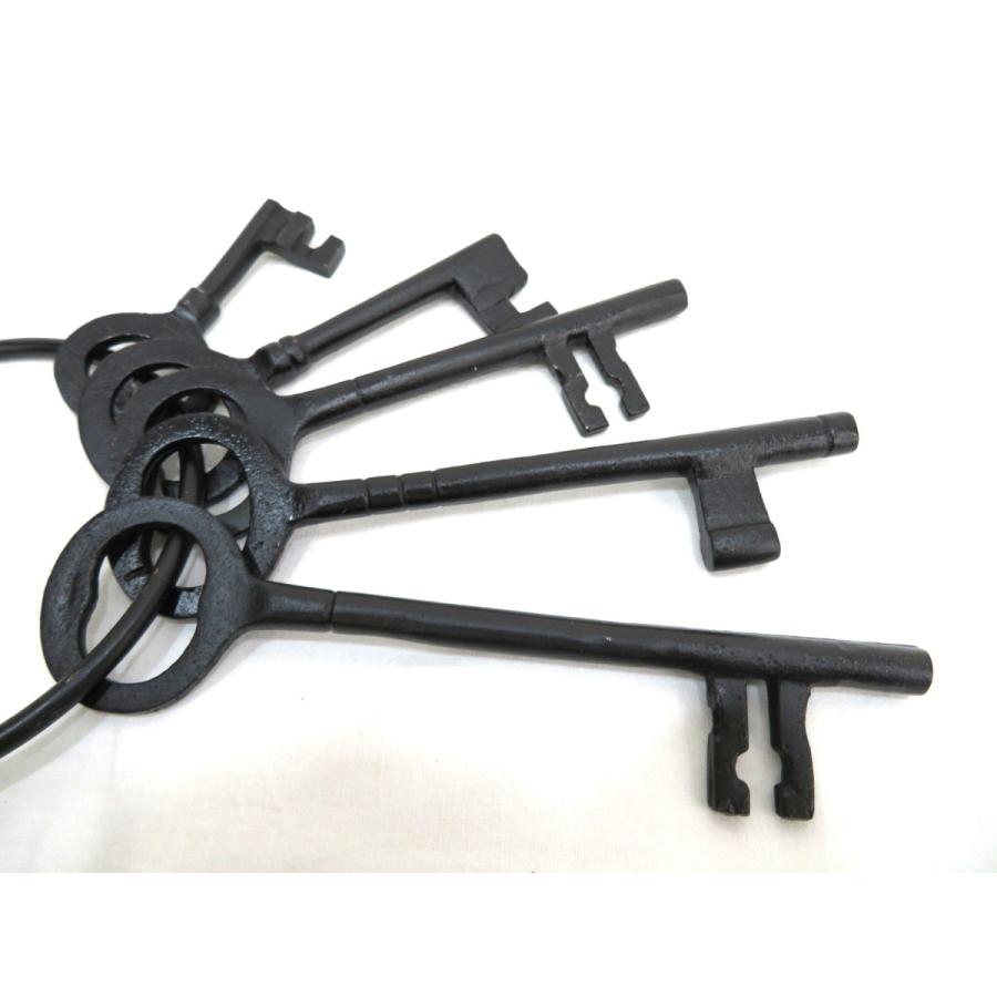 鉄製 プリズンキー 5本 鍵束 アンティーク 西洋 小道具 奴隷 牢獄 牢屋