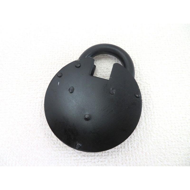 鉄製 南京錠 パッドロック 鍵 カギ 錠前 黒 牢屋 牢獄 囚人 撮影