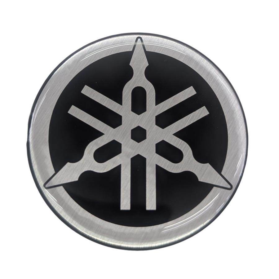 【ヤマハ純正】 YAMAHA 立体ロゴエンブレム バッジ 音叉マーク ステッカー 樹脂ドーム加工 シルバー/ブラック 直径50mm | YAMAHA