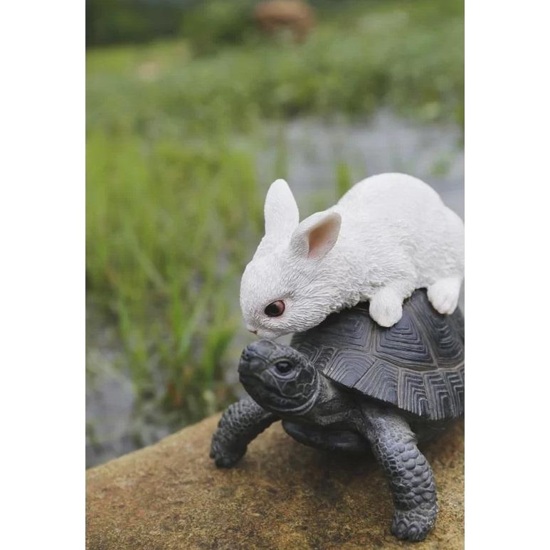 ペーパーウェイト（ウサギとカメ） ポリレジン製 ガーデン彫像カメの背中に座るウサギ : B&E ZIPANG