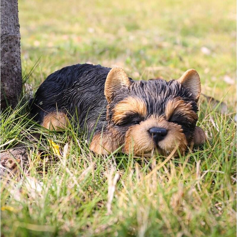 ポリレジン製 ガーデン彫像 動物 犬 眠っているヨークシャーテリアの子犬の像 置物 ガーデニング 庭 いぬ イヌ 玄関 おしゃれ インテリア