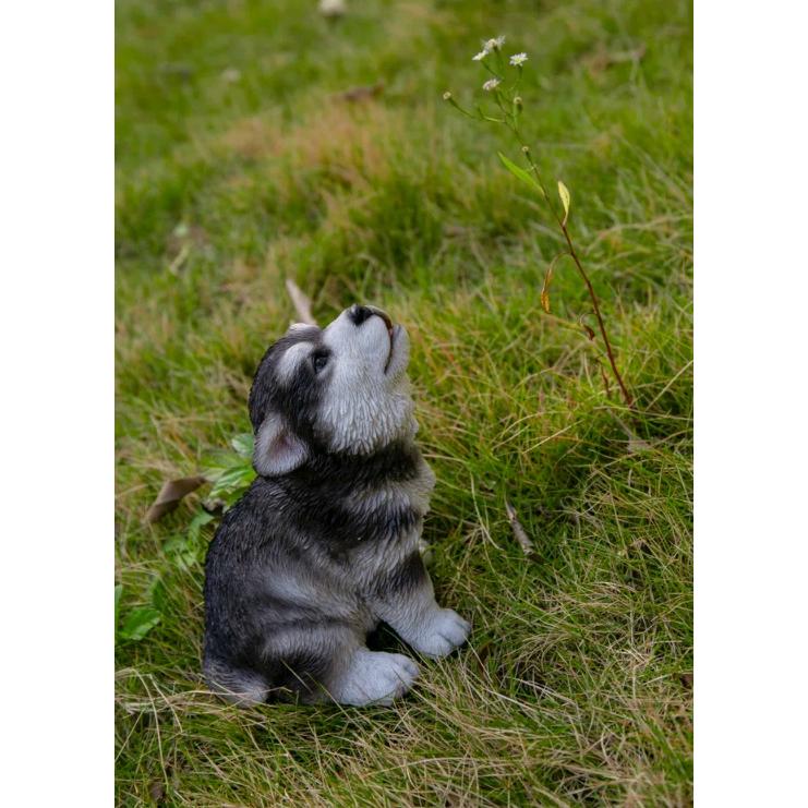 かわいい遠吠えのアラスカンマラミュートの子犬の本物そっくりの像