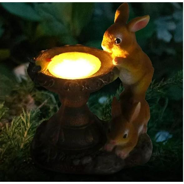 噴水をのぞき込むウサギの兄弟 ソーラー式LEDライト付き 置物