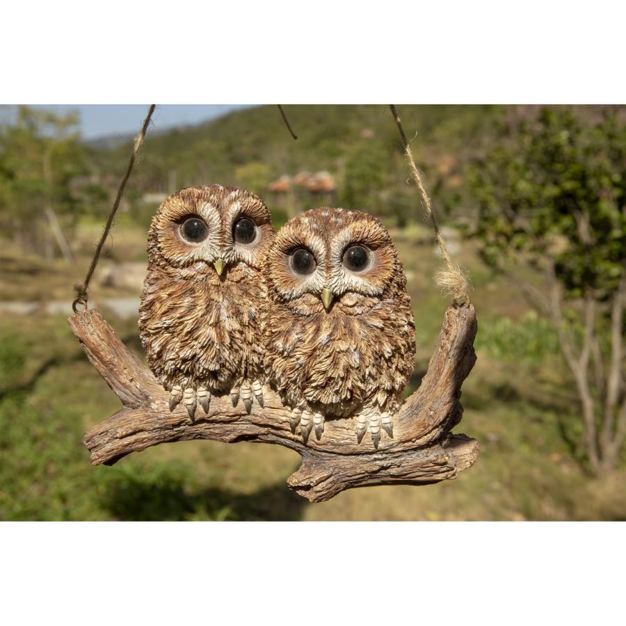 枝にぶら下がっている2匹の赤ちゃん フクロウ 像 置物 枝にぶら下がっている2匹の赤ちゃん フクロウ 像 置物