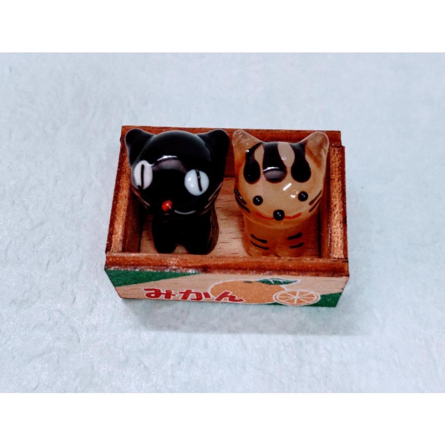 ガラス細工 みかん箱ネコ (ミニ） クロ/茶トラ ミニチュア 置物 雑貨
