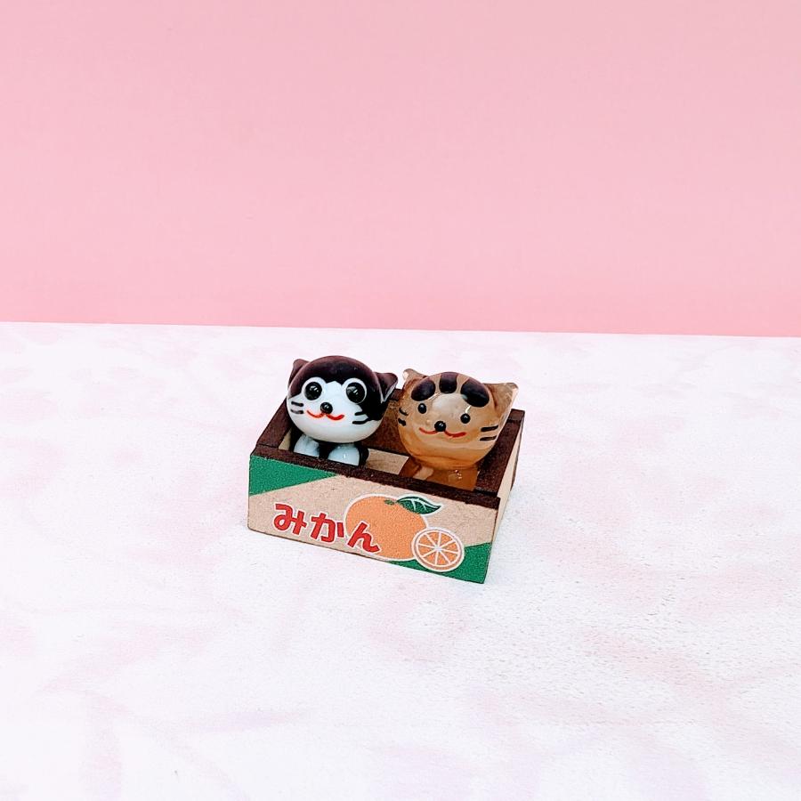 ガラス細工 みかん箱(ミニ） ハチワレ/茶トラ ミニチュア 雑貨 置物