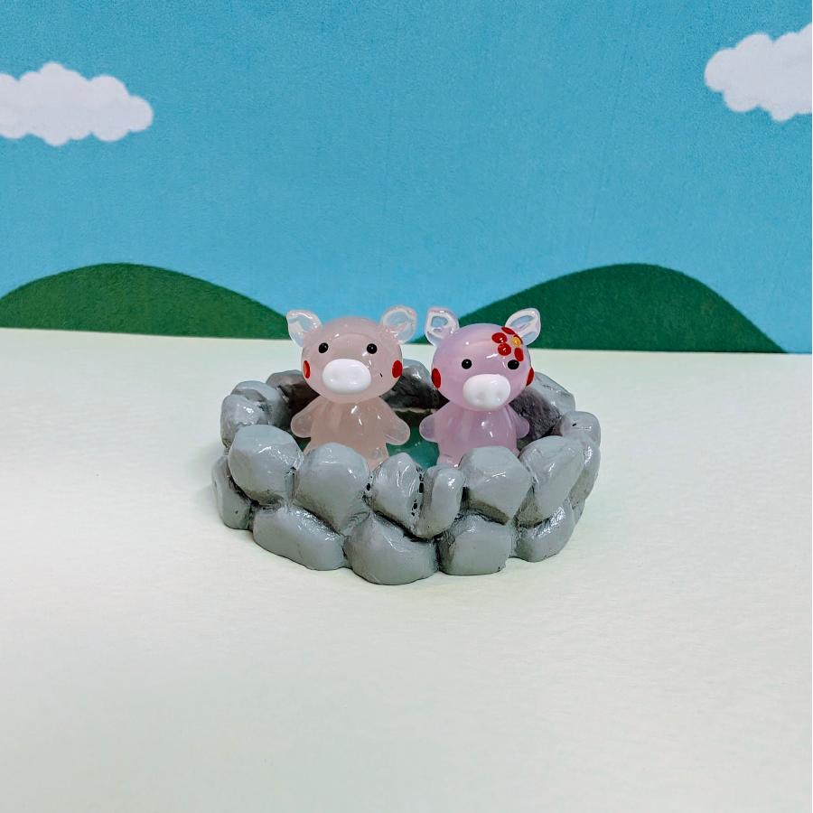 ガラス細工 ブタ温泉ペア ミニチュア 雑貨 置物 小物 豚 : きたの