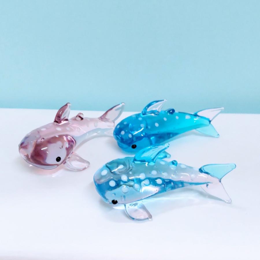 ガラス細工 ジンベイザメ（L) ピンク/紫 ミニチュア 置物 雑貨