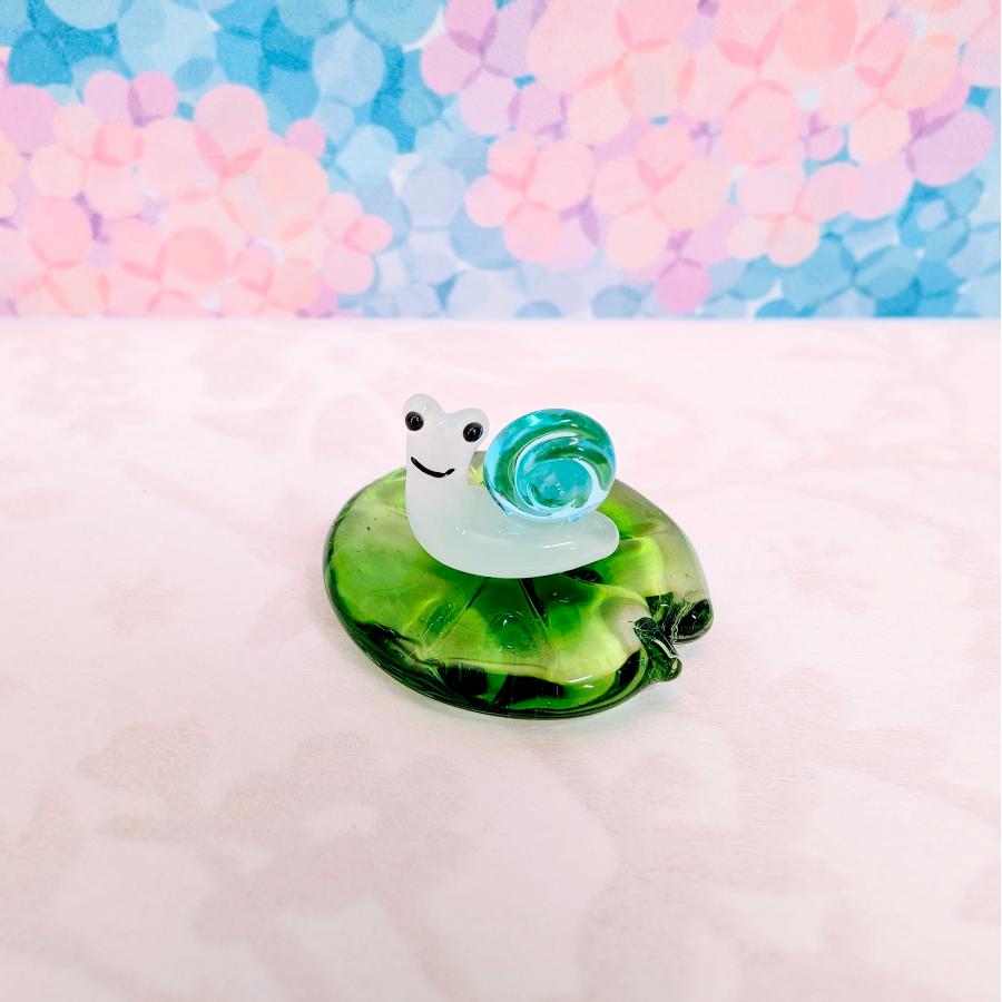 ガラス細工　カタツムリ（青）と蓮の葉　ミニチュア　雑貨　置物　小物（Yahoo!・きたのガラス工芸）