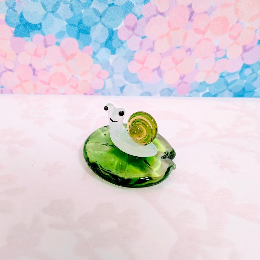 ガラス細工 カタツムリ（緑）と蓮の葉 ミニチュア 雑貨 置物 小物