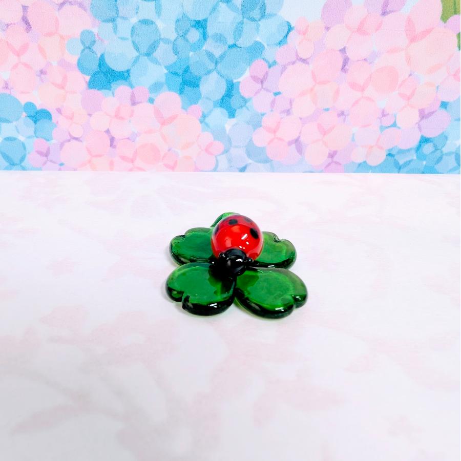 ガラス細工 てんとう虫とよつば ミニチュア 雑貨 置物 小物 : きたの