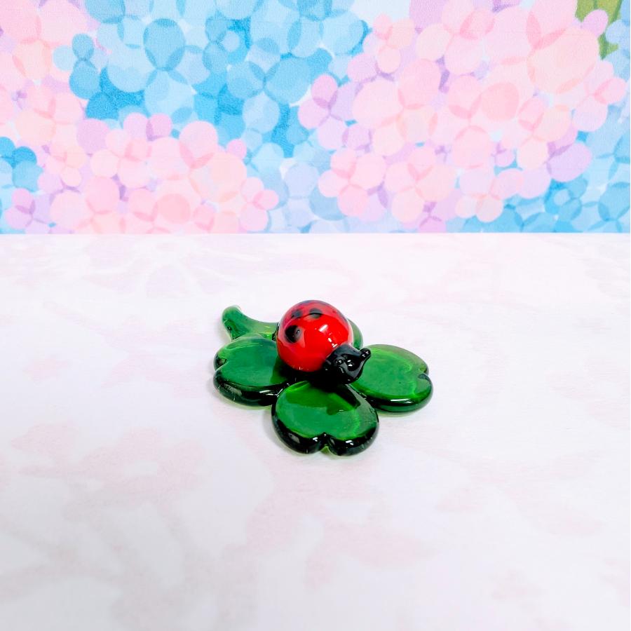 ガラス細工 てんとう虫とよつば ミニチュア 雑貨 置物 小物 : きたの
