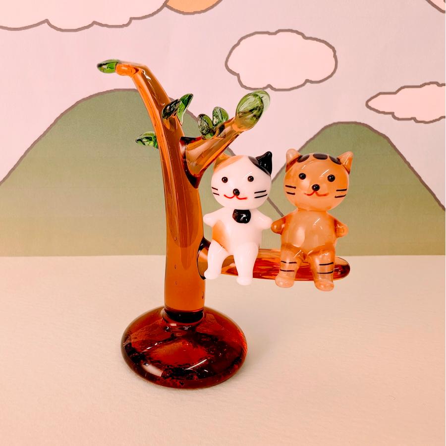 きたのガラス茶トラ　ガラス細工　ミニチュア ガラス細工 ネコペアと木（ミケ/茶トラ）ミニチュア 雑貨 置物 小物 猫
