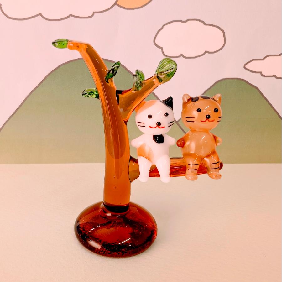 ガラス細工 ネコペアと木（ミケ/茶トラ）ミニチュア 雑貨 置物 小物 猫