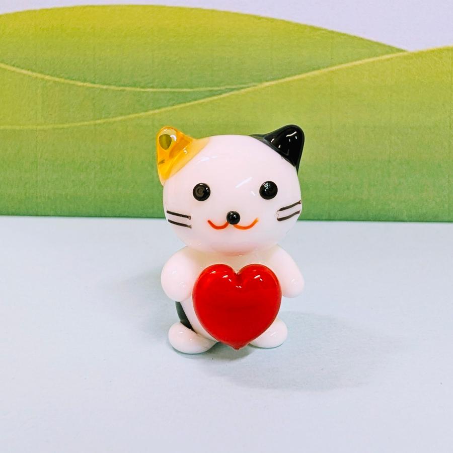 猫　ガラス　工芸品　置物 ガラス細工 ミケネコとハート ミニチュア 置物 猫 : きたのガラス工芸