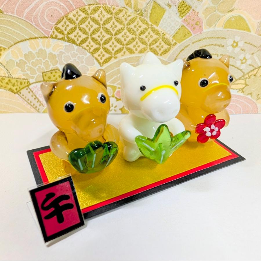 ガラス細工 うま松竹梅セットB（台紙、看板付）茶/白/茶 ミニチュア