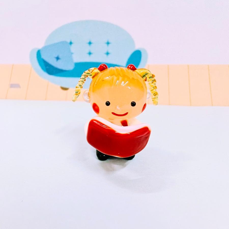 ガラス細工 女の子と本（赤）ミニチュア 置物 読書 : きたのガラス工芸