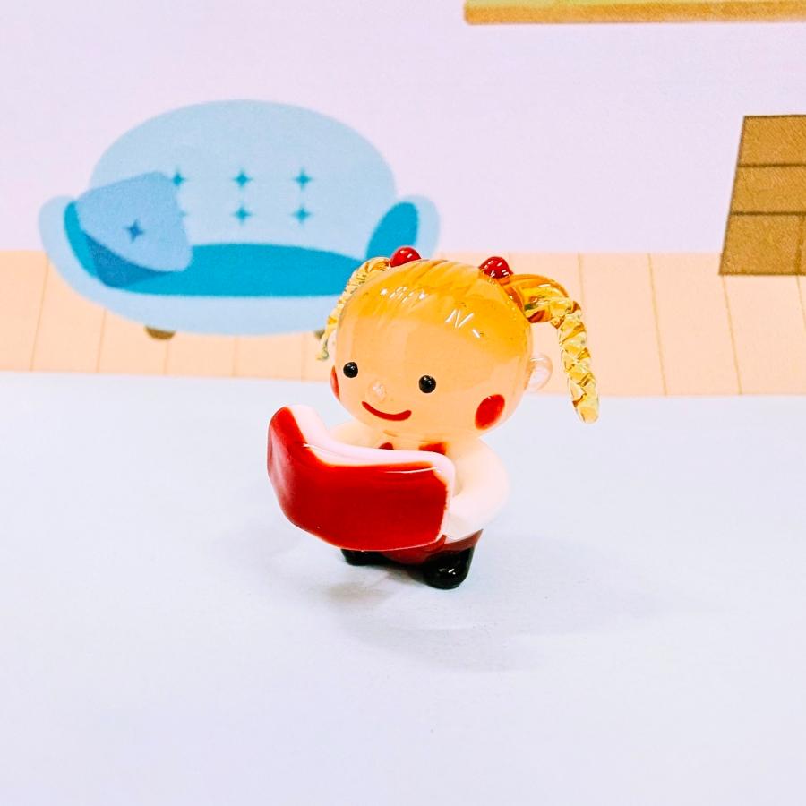 ガラス細工 女の子と本（赤）ミニチュア 置物 読書 : きたのガラス工芸