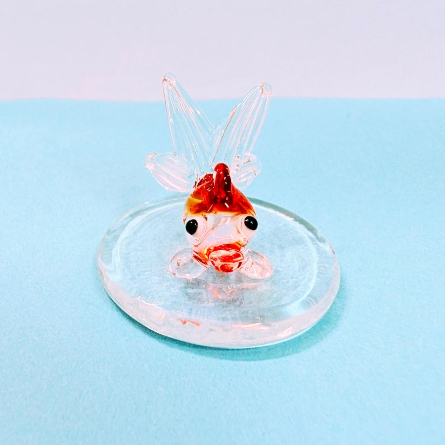 ガラス細工 金魚（M) クリア（丸台付）ミニチュア 置物 : きたのガラス