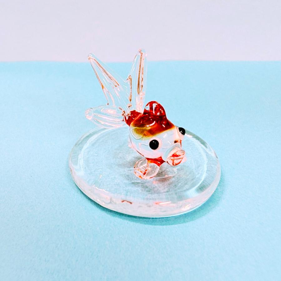 ガラス細工 金魚（M) クリア（丸台付）ミニチュア 置物 : きたのガラス