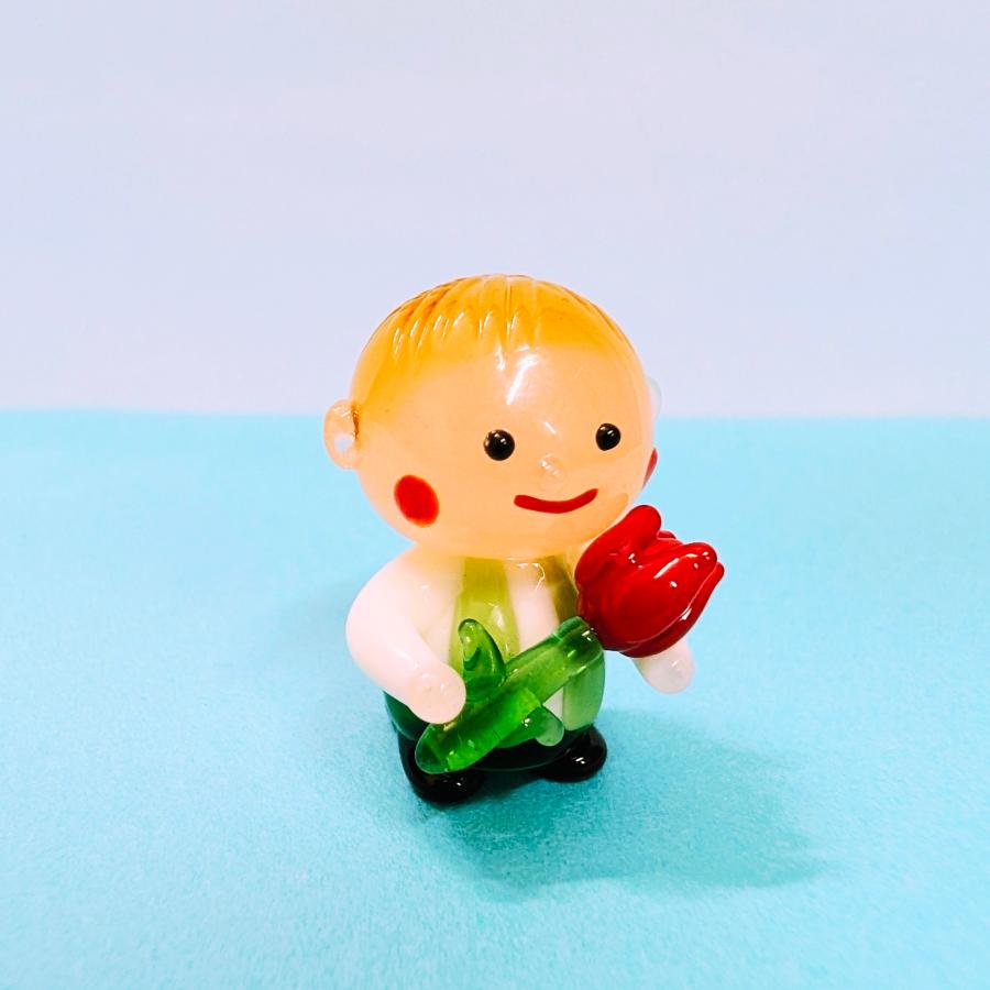 ガラス細工 男の子とチューリップ（赤） ミニチュア 置物 : きたの