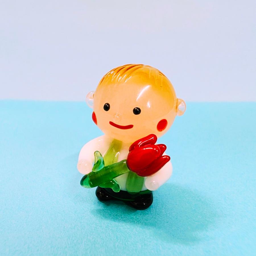 ガラス細工 男の子とチューリップ（赤） ミニチュア 置物 : きたの