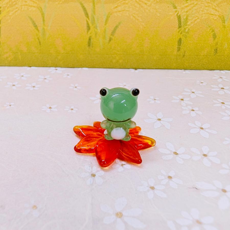 ガラス細工 カエル（ミニ）ともみじ ミニチュア 置物 蛙 : きたの
