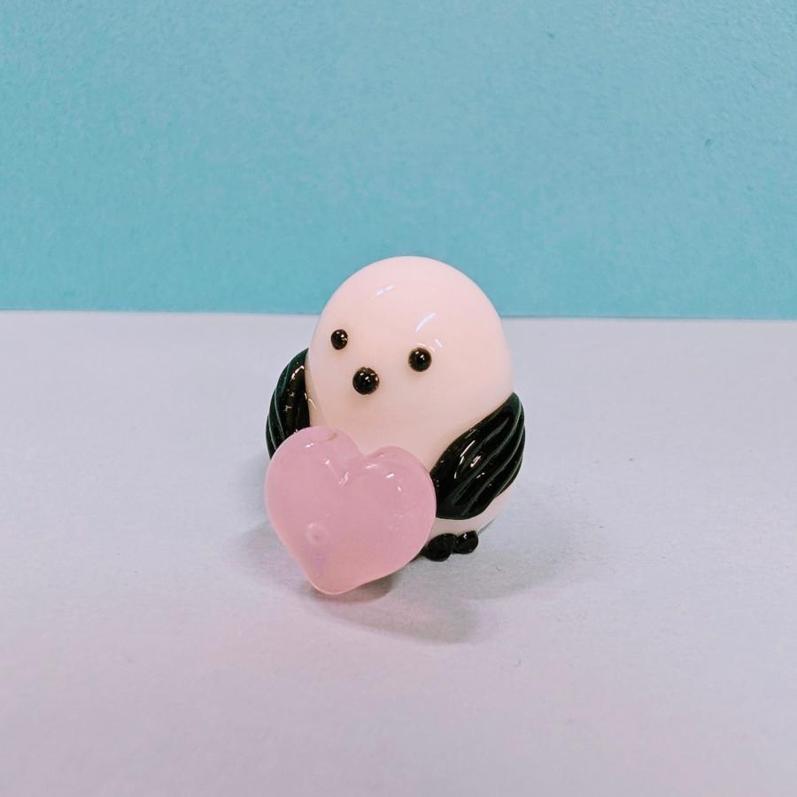 haru　ガラス細工　ミニチュア ガラス細工 シマエナガ（黒）ハート（桃）持ち ミニチュア 置物 : きた