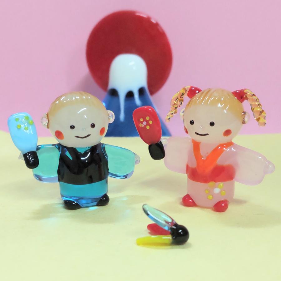 ガラス細工 男の子と羽子板 ミニチュア 雑貨 置物 小物 お正月 : きた