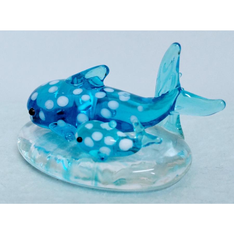 ガラス細工 ジンベイザメペア波台（L) ミニチュア 置物 雑貨 水族館