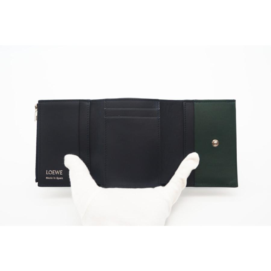 ★3日以内返品可★ 極美品 LOEWE ロエベ シャイニーナパカーフ トライフォールド ジップウォレット N41696 | LOEWE | 08