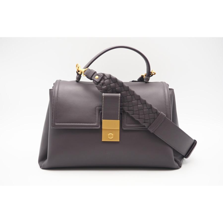 ボッテガヴェネタ ハンドバッグ レザー トップハンドル 2wayフォーマル ボッテガ・ヴェネタの名品黒バッグ〉端正なイントレチャートが今、新鮮