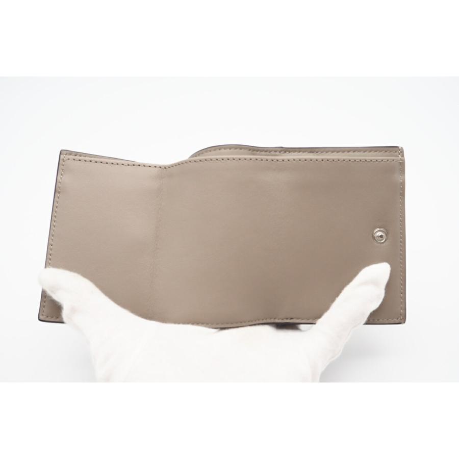 ★３日以内返品可★ FENDI フェンディ 8M0426 ピーカブー カーフレザー 三つ折り財布 グレージュ 財布 FENDI（フェンディ） ☆3日以内返品可☆ 8M0426 ピーカブー カーフ