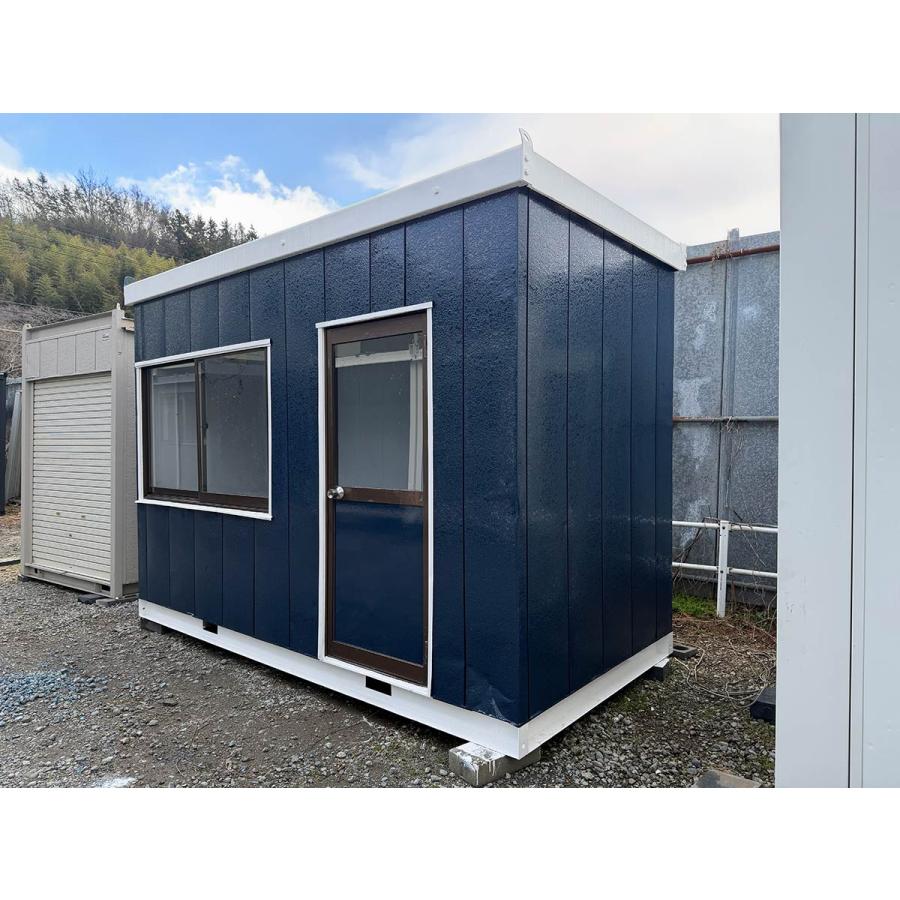 在庫一掃セール残り2棟！【資材でのご提供】W2500×D4000×H2800㎜ ジャスト9.9㎡ 申請不要 現地組立 ユニットハウス 簡易ハウス コンテナハウス 窓二つ付き 納期相談 低コスト 耐火 断熱 防音 耐震 連結可能 増築対策 物置・事務所・別宅・従業員宿舎に最適 日本語説明書付き グレー (グリーン) 在庫一掃セール残り2棟！【資材でのご提供】W2500×D4000×H2800