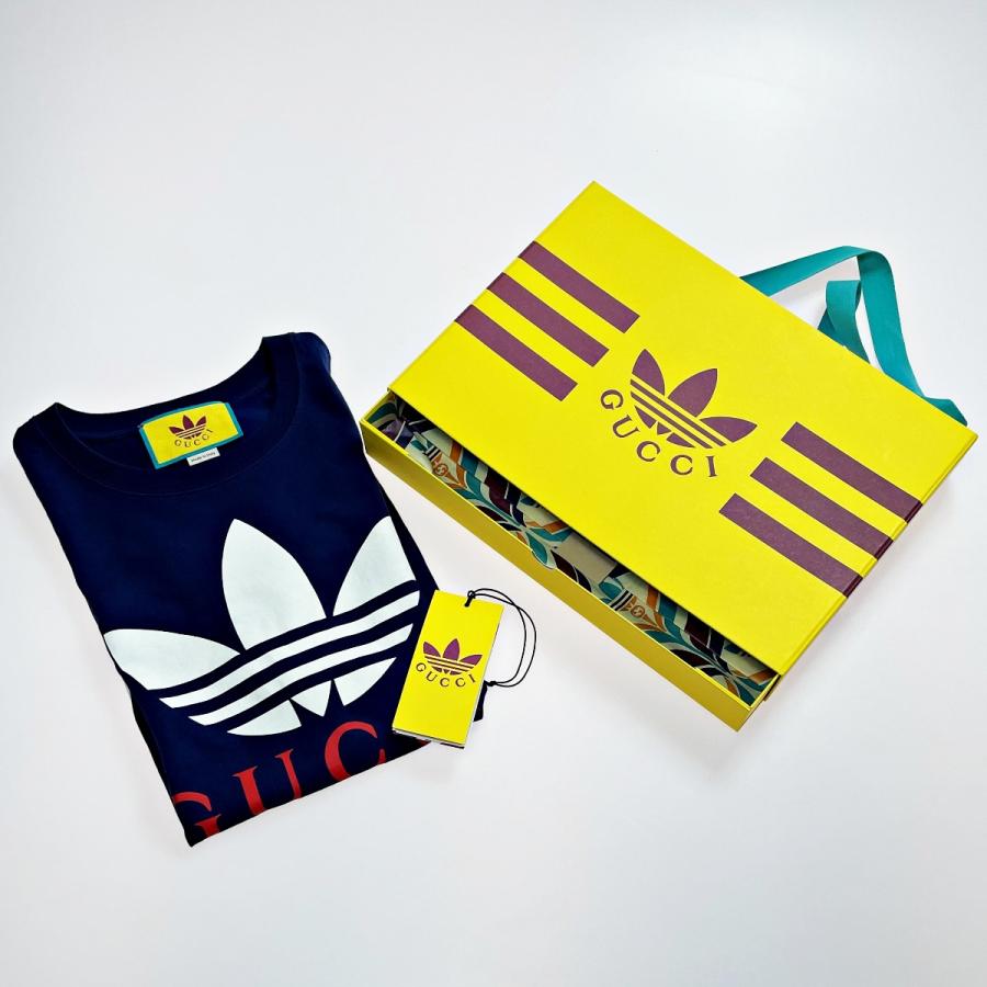 6236【人気コラボ】グッチ×アディダス☆ビッグプリントロゴTシャツ ネイビー GUCCI（グッチ） adidasコラボ ロゴプリント半袖Tシャツ ネイビー SIZE