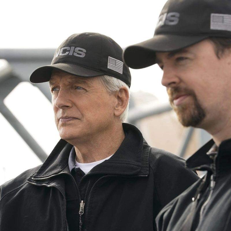 CBS NCIS スペシャルエージェントハット フラッグ付き - エージェントレロイギブスの公式キャップ ブラック NCIS スペシャルエージェントハット フラッグ付き エージェントレロイギブスの公式キャップ ブラック