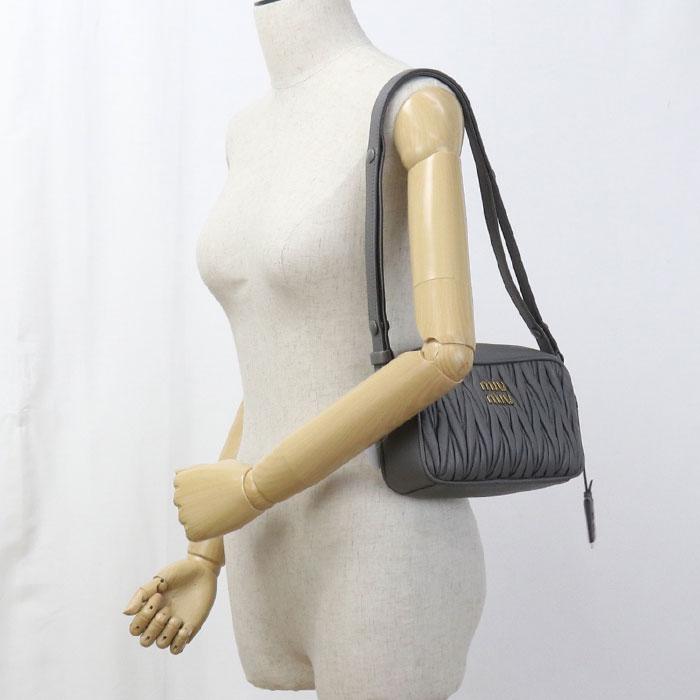 miu miu（ミュウミュウ） 中古美品 MIUMIU(OUTLET) アウトレット 斜め