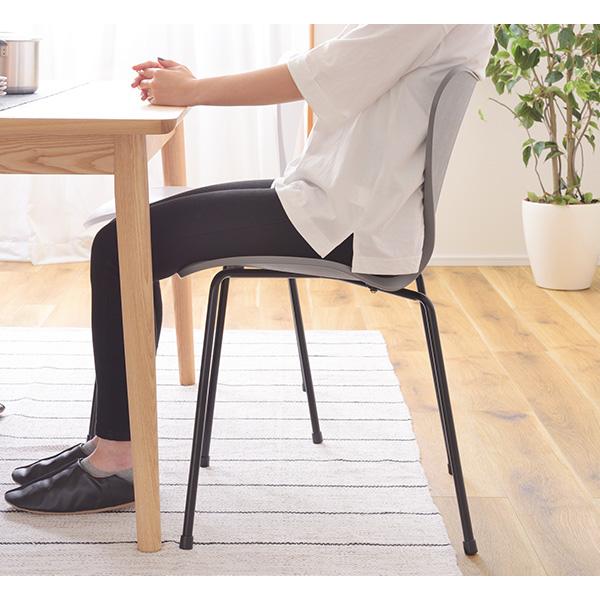 樹脂製でソフトな座り心地 スタッキングチェアー デザイナーズチェアー