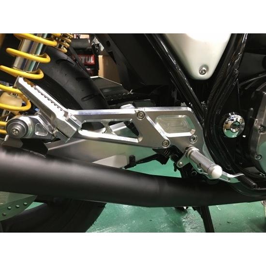 Kファクトリー ライディングステップ用 純正1本だしマフラー対応 タンデムプレート メタリックシルバー Cb1100 039