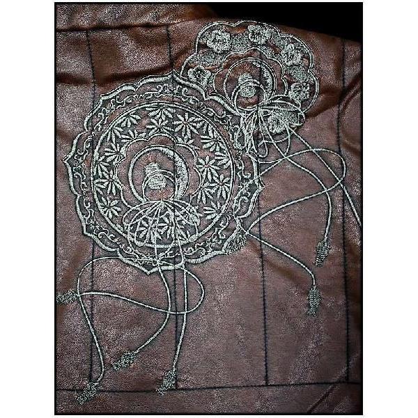 ポイント10倍 和柄ブランド絡繰魂 花菱刺繍PUキルトブルゾン 201320