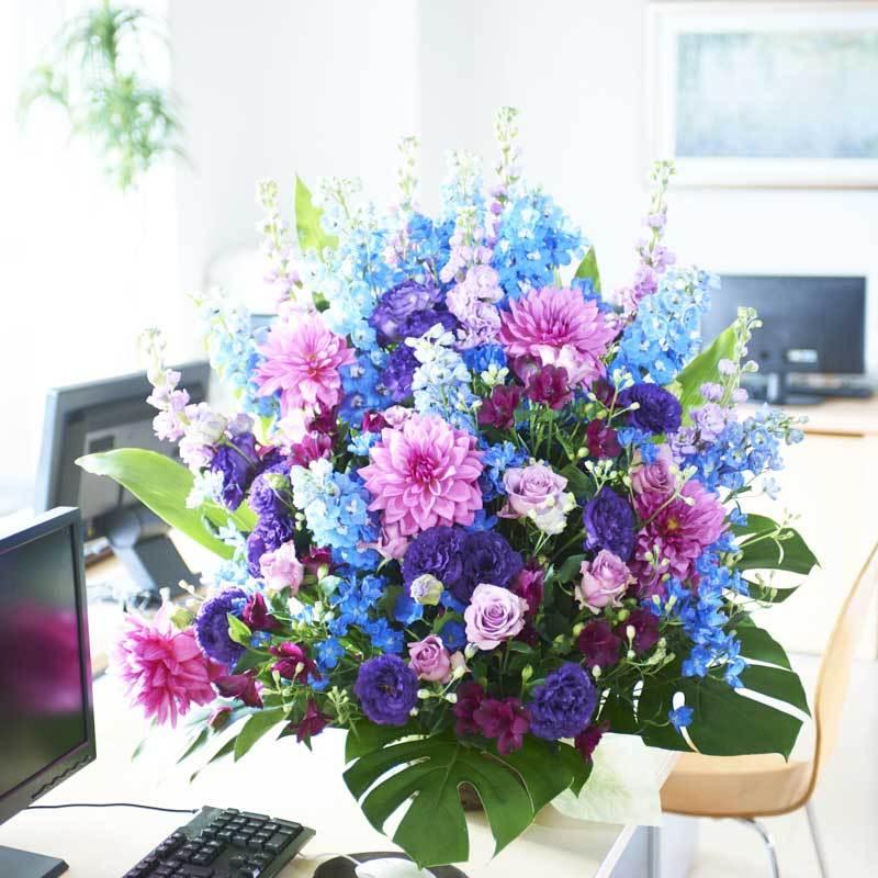 アレンジメントフラワーLサイズ　ブルー・パープル系　2万円コース     商品情報    会社や個人を問わずあらゆるお祝いシーンを華やかに飾るアレンジメントフラワーで、各種お祝い事にお贈りするお花は、季節 RIZ1312597265(12100円)