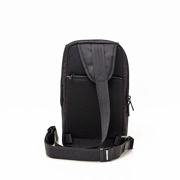 ピクアドロ PIQUADRO 軽量 スリングバッグ ボディバッグ iPad mini 