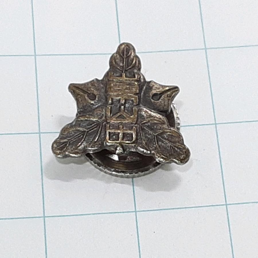 送料無料)東山中学校 校章 ピンバッジ PINS ピンズ A32070