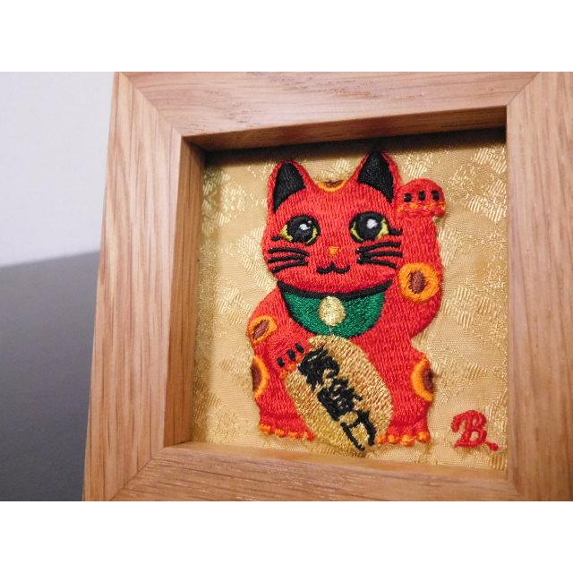 縁起物 招き猫（赤）インテリア刺繍 額入り : interiorshisyu-15 