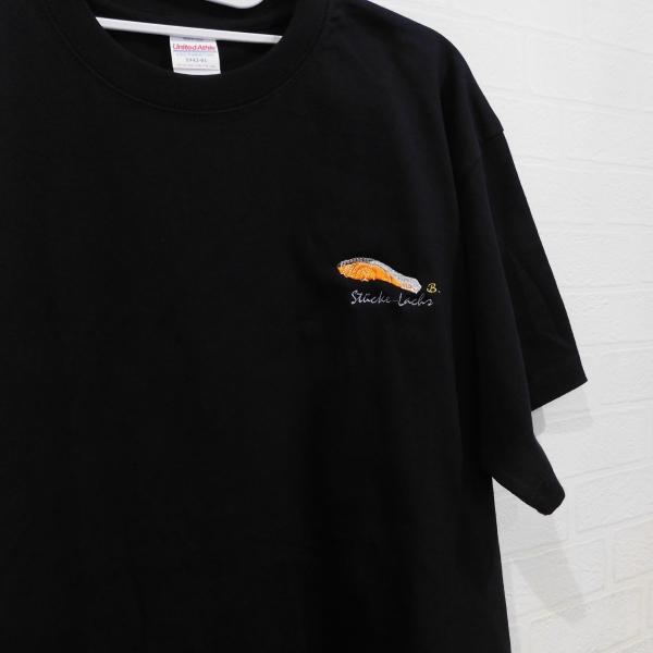 鮭の切り身の刺繍入りオリジナルTシャツ 6.2オンス 男女兼用 魚 釣り