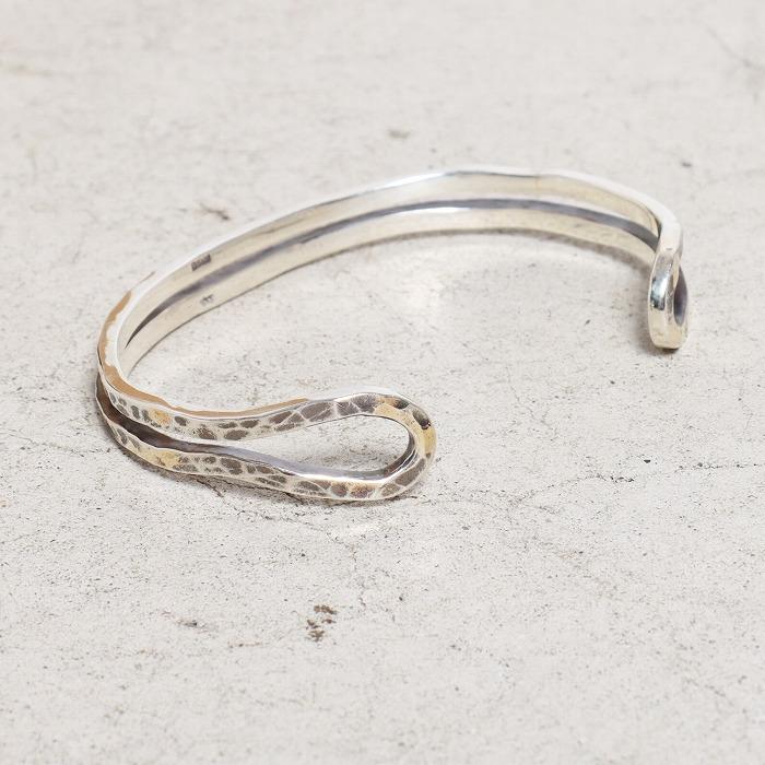 VIVIFY ビビファイ バングル ブレスレット シルバー Loopin’ Bangle/ Hammered finish w/gold | VIVIFY | 09