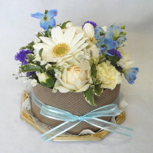 お供えの花 プチガトー 白 ブルー お悔みの花 送料無料 小さいお子様やペットのお悔みに 優しく可愛くお供えのお花を作ります 新しいコレクション