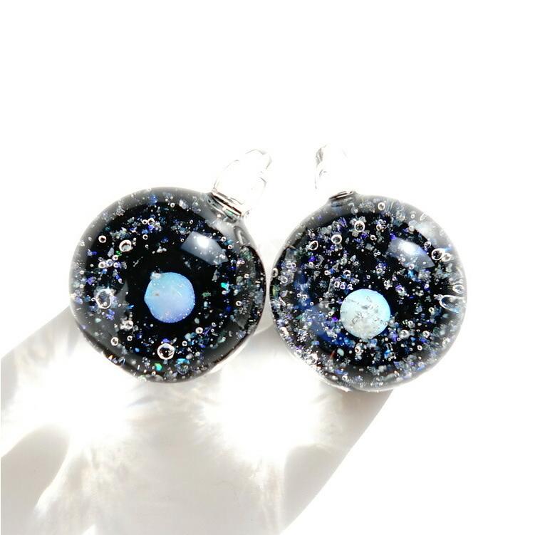 宇宙 の ガラス ペンダント ホワイトオパール クラスター入り キラキラ